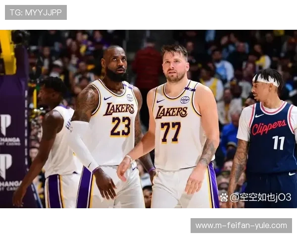 勒布朗重返湖人阵容迎来新高，詹姆斯与戴维斯联手出击冲击季后赛
